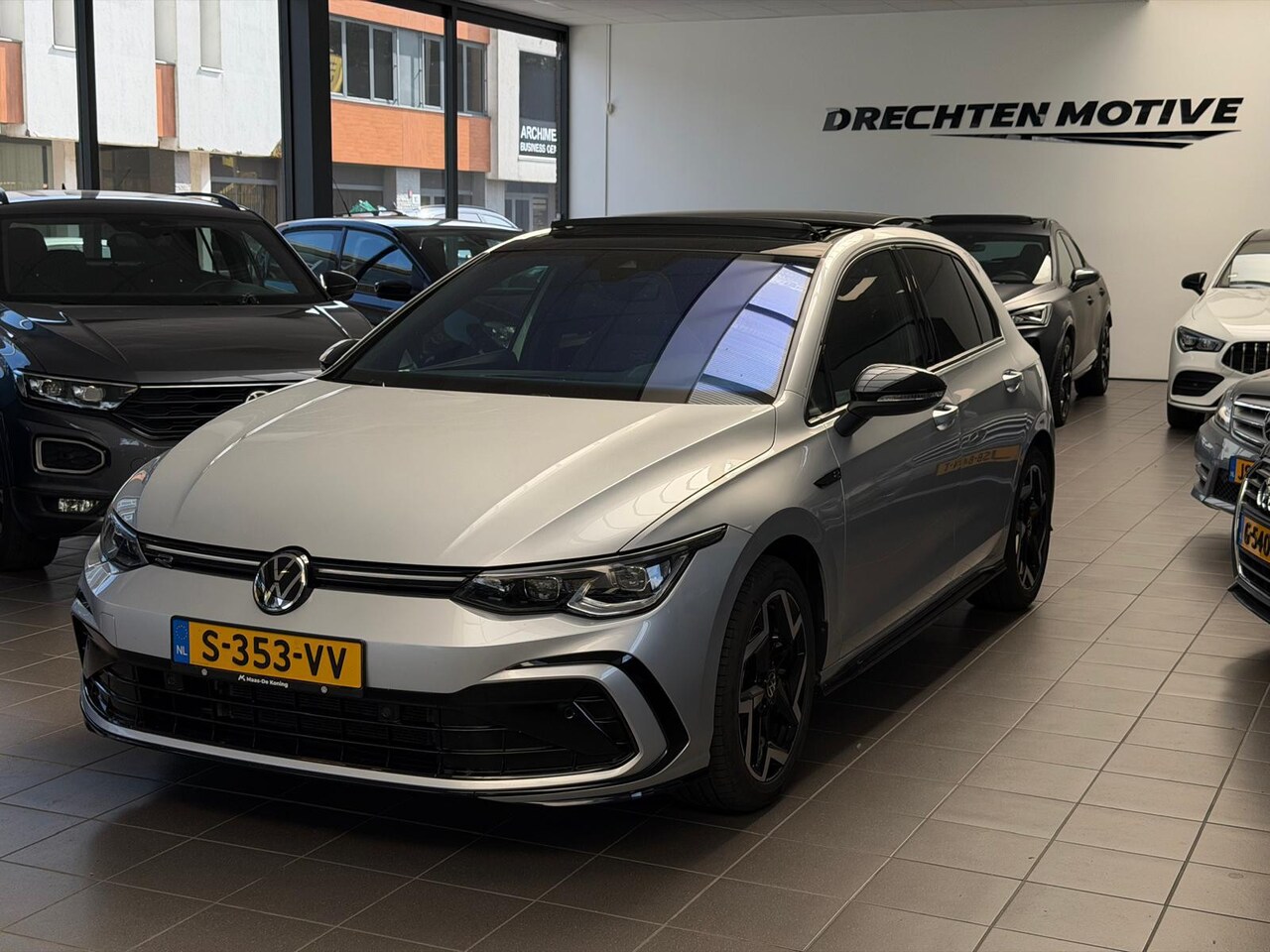 Volkswagen Golf - 1.5 eTSI R-Line / Pano / Camera / CarPlay / - AutoWereld.nl