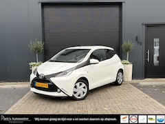 Toyota Aygo - 1.0 VVT-i x-play | Airco | Navigatie | Achteruitrijcamera | Multimedia scherm | Uniek lage