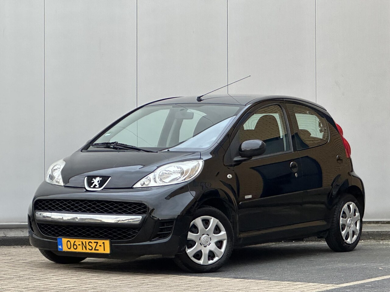 Peugeot 107 - 1.0-12V Millesim 200 5 Deurs l NL Auto l Historie l - AutoWereld.nl