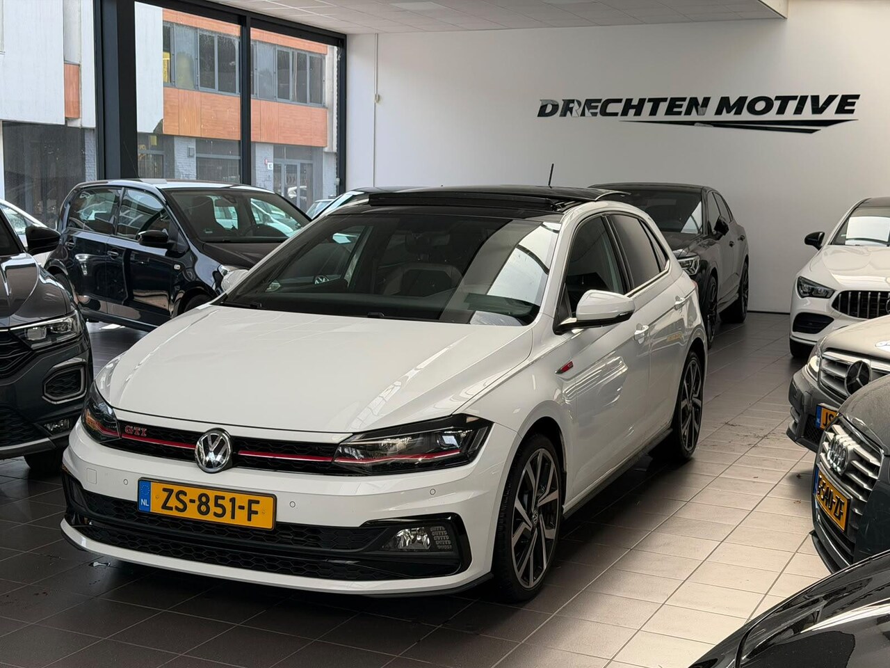 Volkswagen Polo - 2.0 TSI GTI / Panoramadak / Beats / CarPlay / - AutoWereld.nl