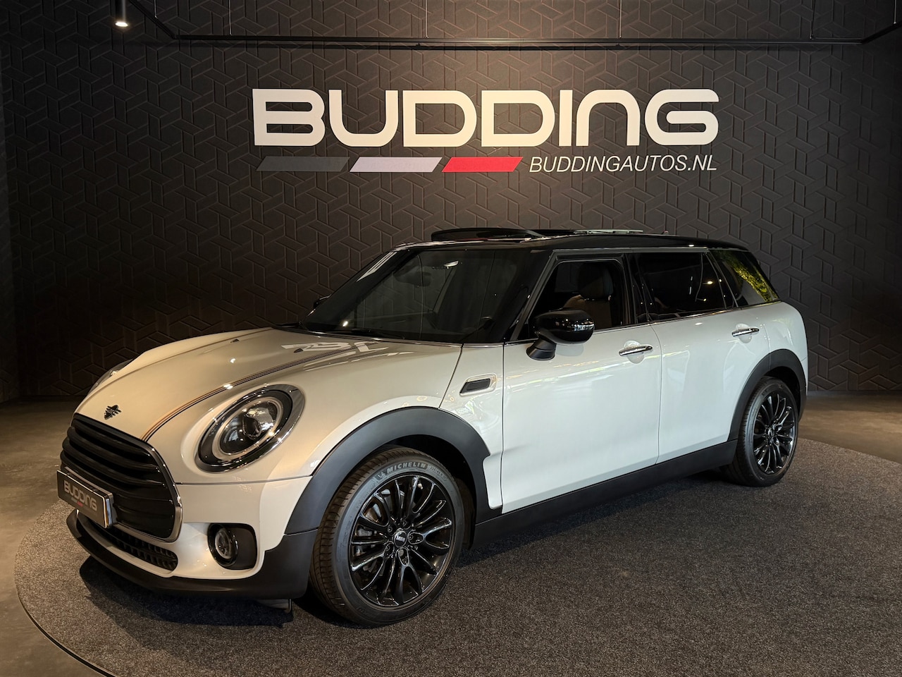 MINI Clubman - 1.5 Cooper Pepper | Pano | Keyless | Trekhaak - AutoWereld.nl