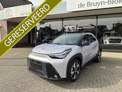 Toyota Aygo X - Hybrid 115 pulse stoelverwarming / keyless start / parkeersensoren voor + achter / Navigat