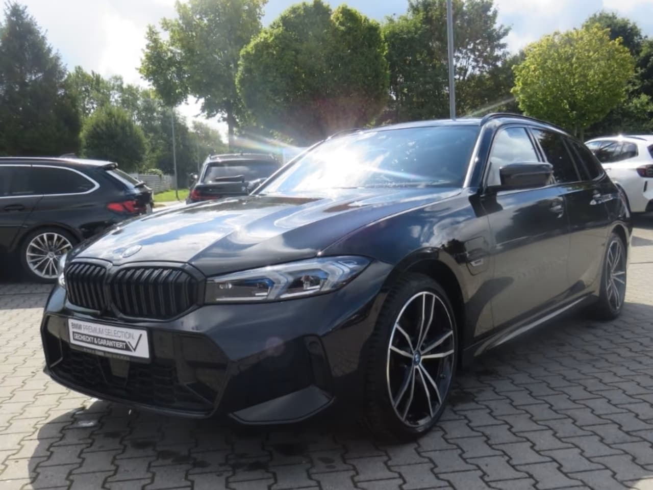 BMW 3-serie Touring - 330e M-SPORT (LCI) ** LED, PANO, TREKH, ADAPT. ONDERST. HuD, 19-inch LMV ** UNFALLFREI - V - AutoWereld.nl