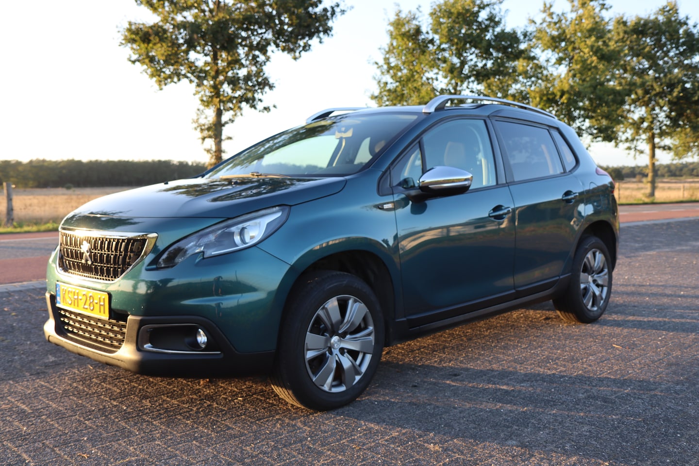 Peugeot 2008 - 1.2 PureTech Allure Geen Allure maar Style uitvoering (Belgie) - AutoWereld.nl