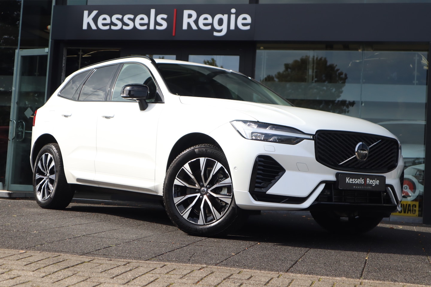 Volvo XC60 - 2.0 T8 Plug-in hybrid AWD Plus Dark | NW Model | Leer | Pano | HuD | 360 camera - AutoWereld.nl