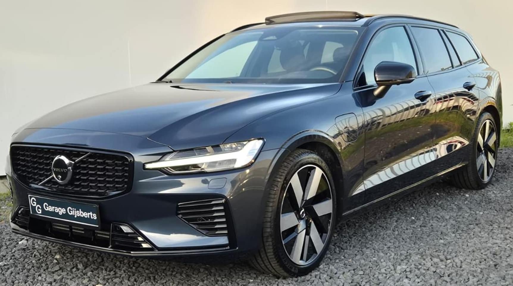 Volvo V60 - 2.0 T8 Phev AWD Plus Dark 360 Camera - Panoramadak - 19” Wielen - Lighting – Harman Kardon - AutoWereld.nl
