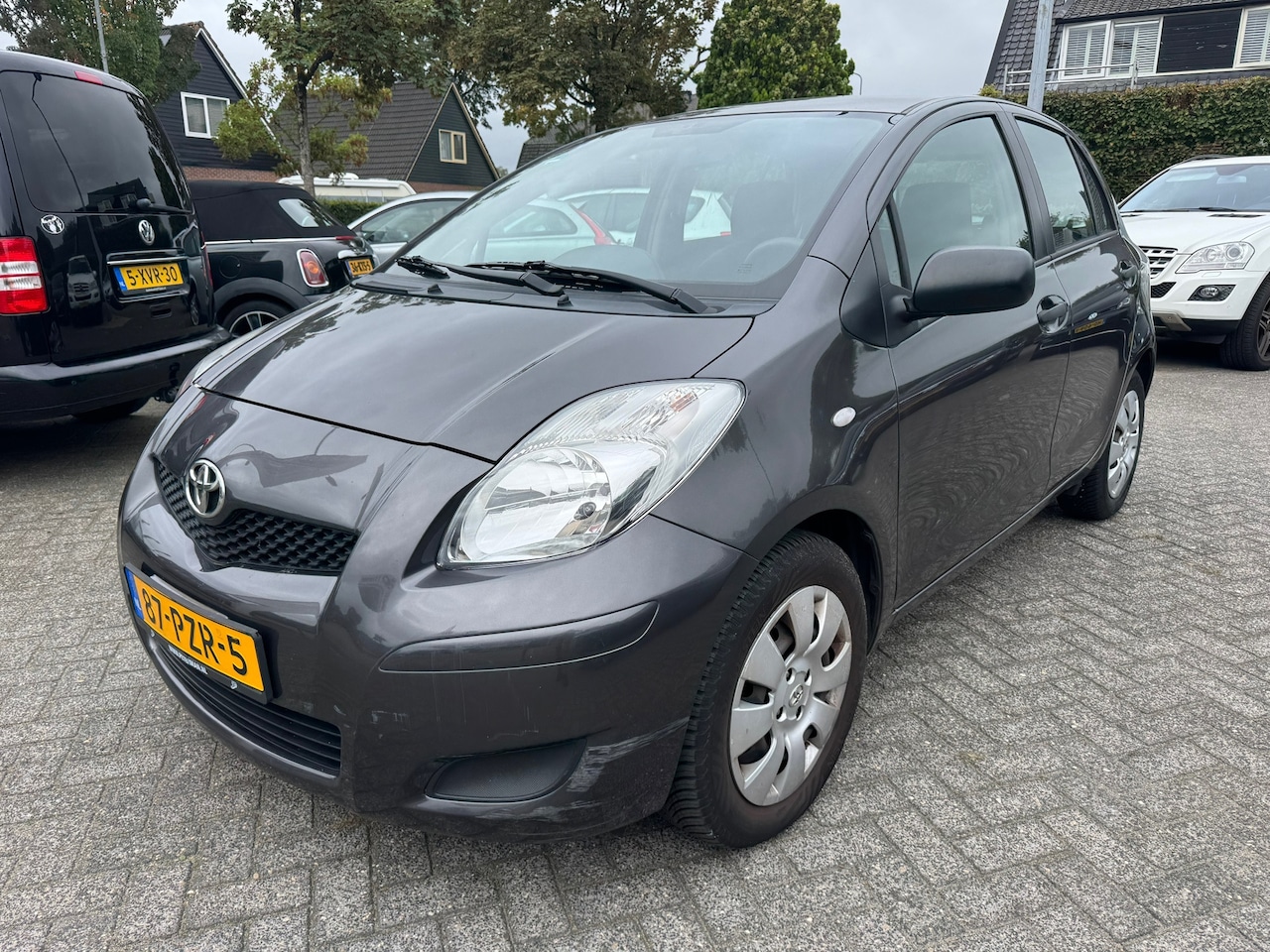 Toyota Yaris - 1.3 VVT-i Comfort 1.3 VVTi Comfort 5Drs,Apk 19/4/27,Airco,Nap,Trekhaak - AutoWereld.nl