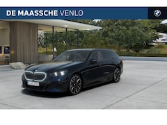 BMW 5-serie Touring - 530e M Sport Automaat / Panoramadak / Trekhaak / Bowers & Wilkins / M Multifunctionele Sto