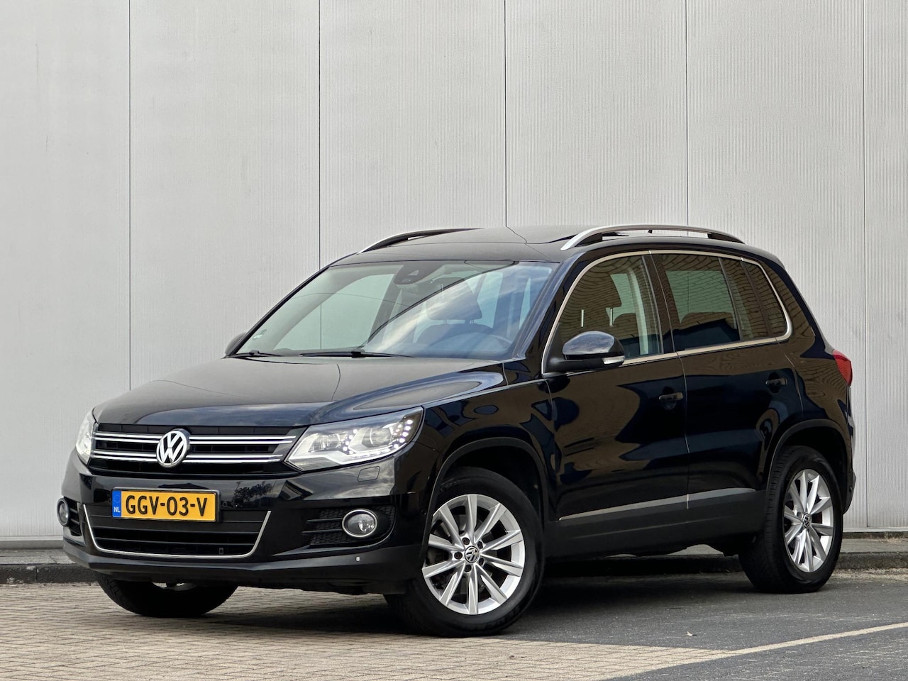 Volkswagen Tiguan - 2.0 TSI 4Motion l CarPlay l 180PK l Panoramadak l 4WD l Stoelverwarming l - AutoWereld.nl