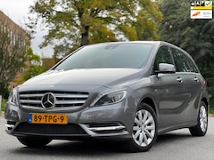 Mercedes-Benz B-klasse - 180 Ambition|AUT|XENON|NAVI|PDC|LED|CRUISE|AIRCOIJSKOUD|2XSLEUTELS|DIGITAAL ONDERHOUD|LAGE