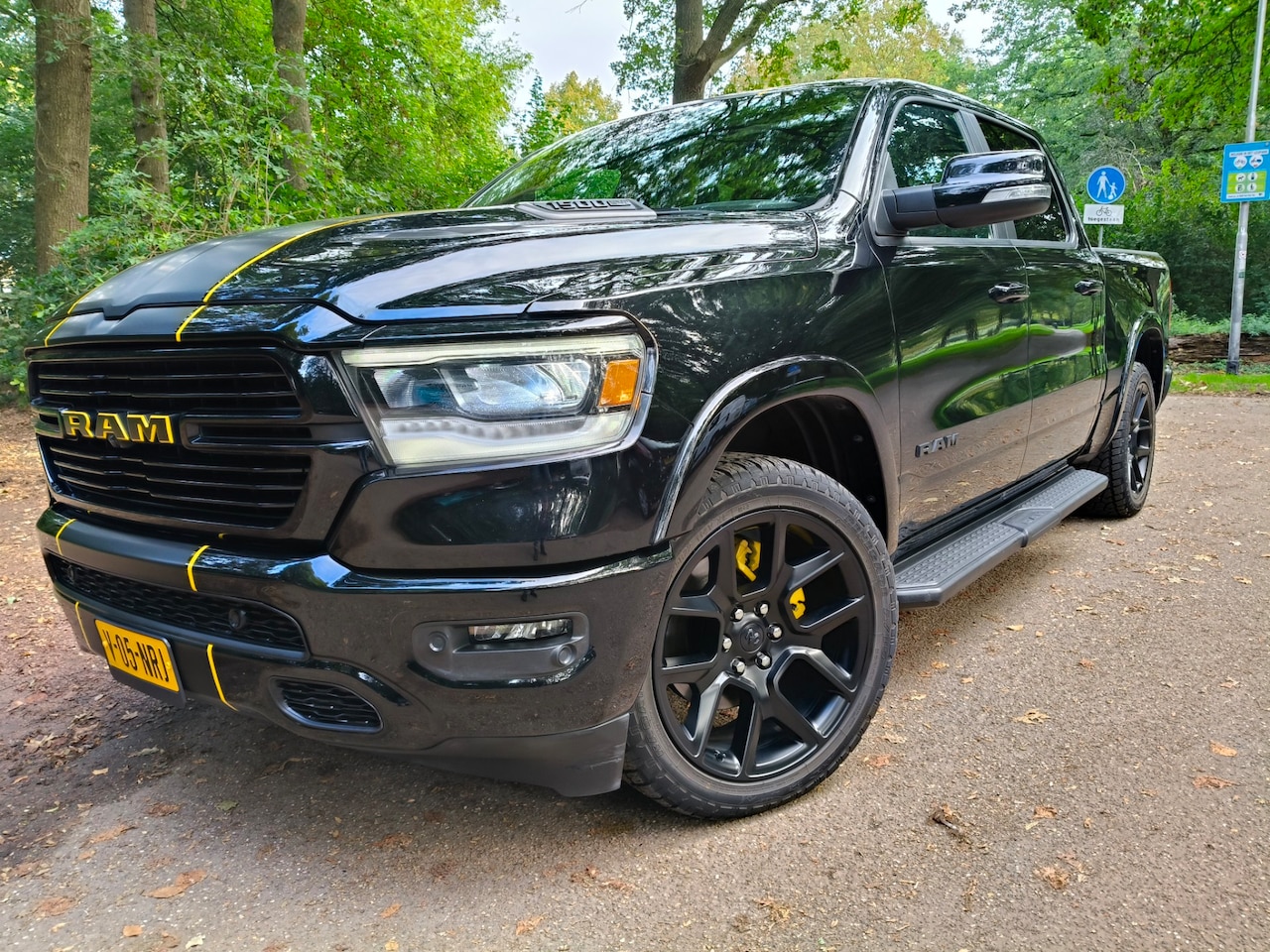Dodge Ram 1500 - 5.7 V8 4x4 Crew Cab Laramie 5.7 V8 4x4 Crew Cab Laramie - AutoWereld.nl