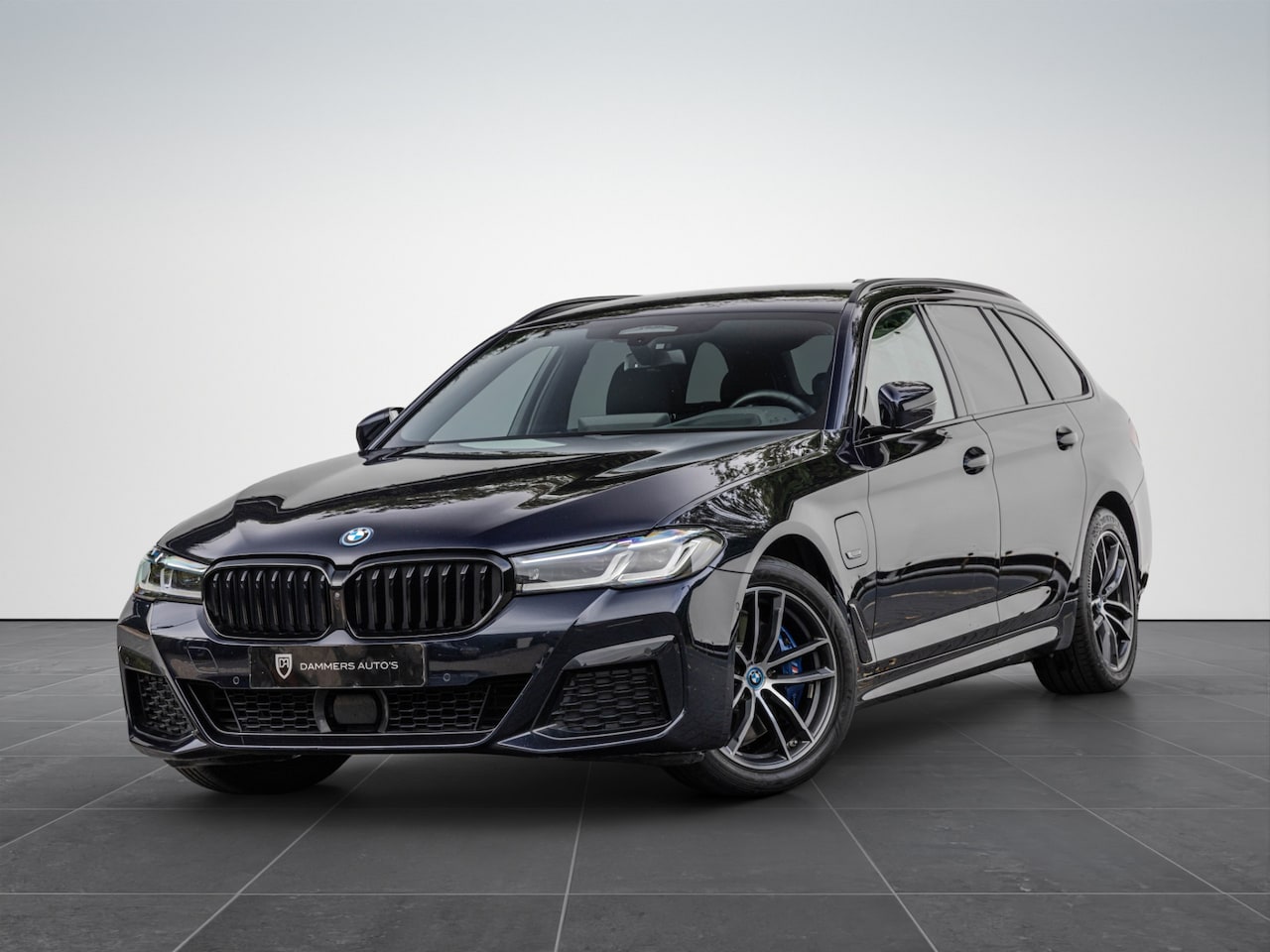 BMW 5-serie Touring - 530e xDrive High Exe. 292pk M-pakket Comfortstoelen HuD Trekhaak - AutoWereld.nl