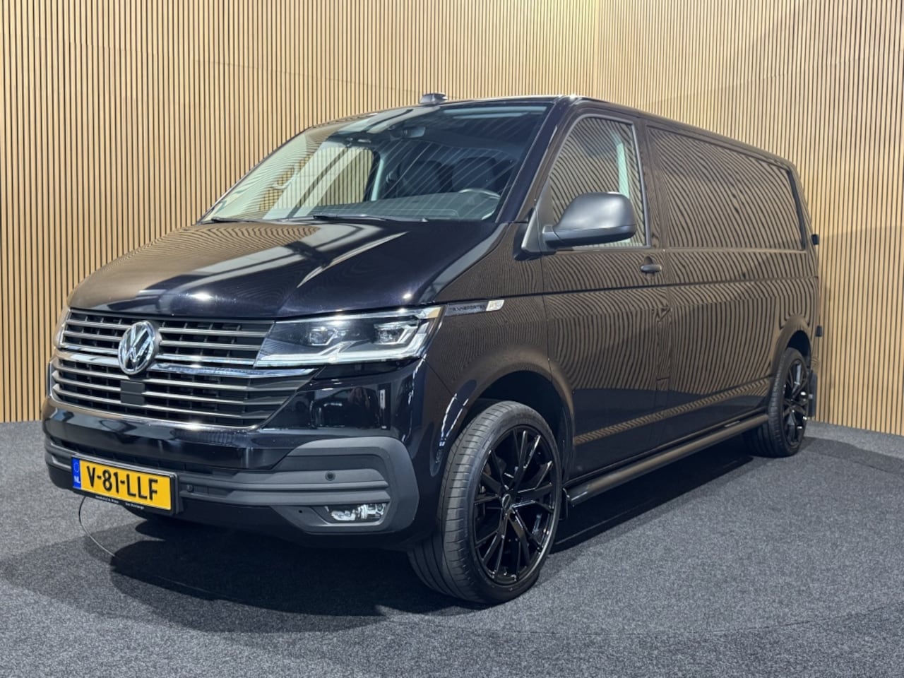 Volkswagen Transporter - 2.0 TDI L2H1 Business | 20" wielen | Ad. Cruise | Camera | Airco | CarPlay | Stoelverwarmi - AutoWereld.nl