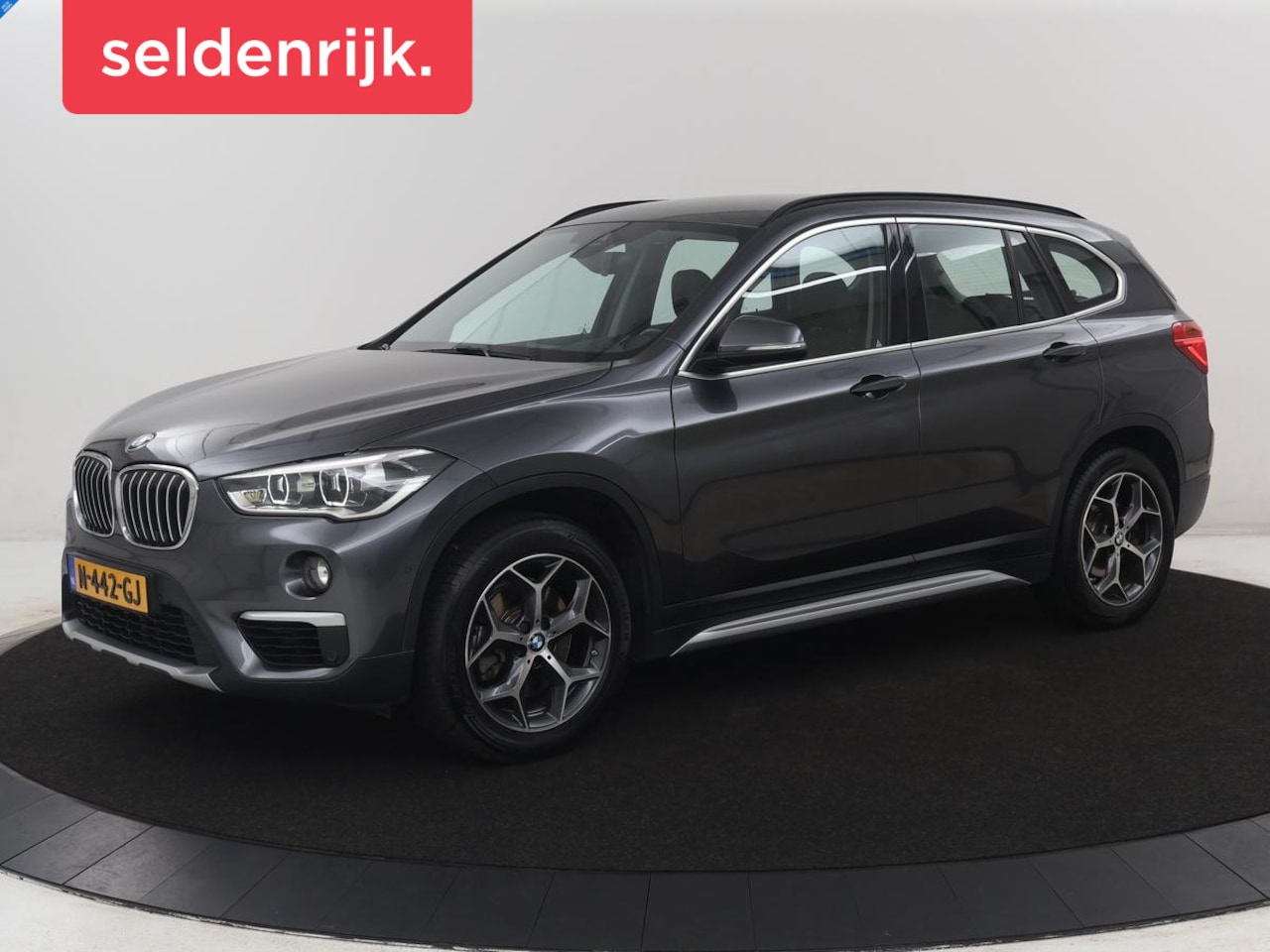 BMW X1 - xDrive20i High Executive | Trekhaak | LED | Stoelverwarming | Keyless | Camera | - AutoWereld.nl