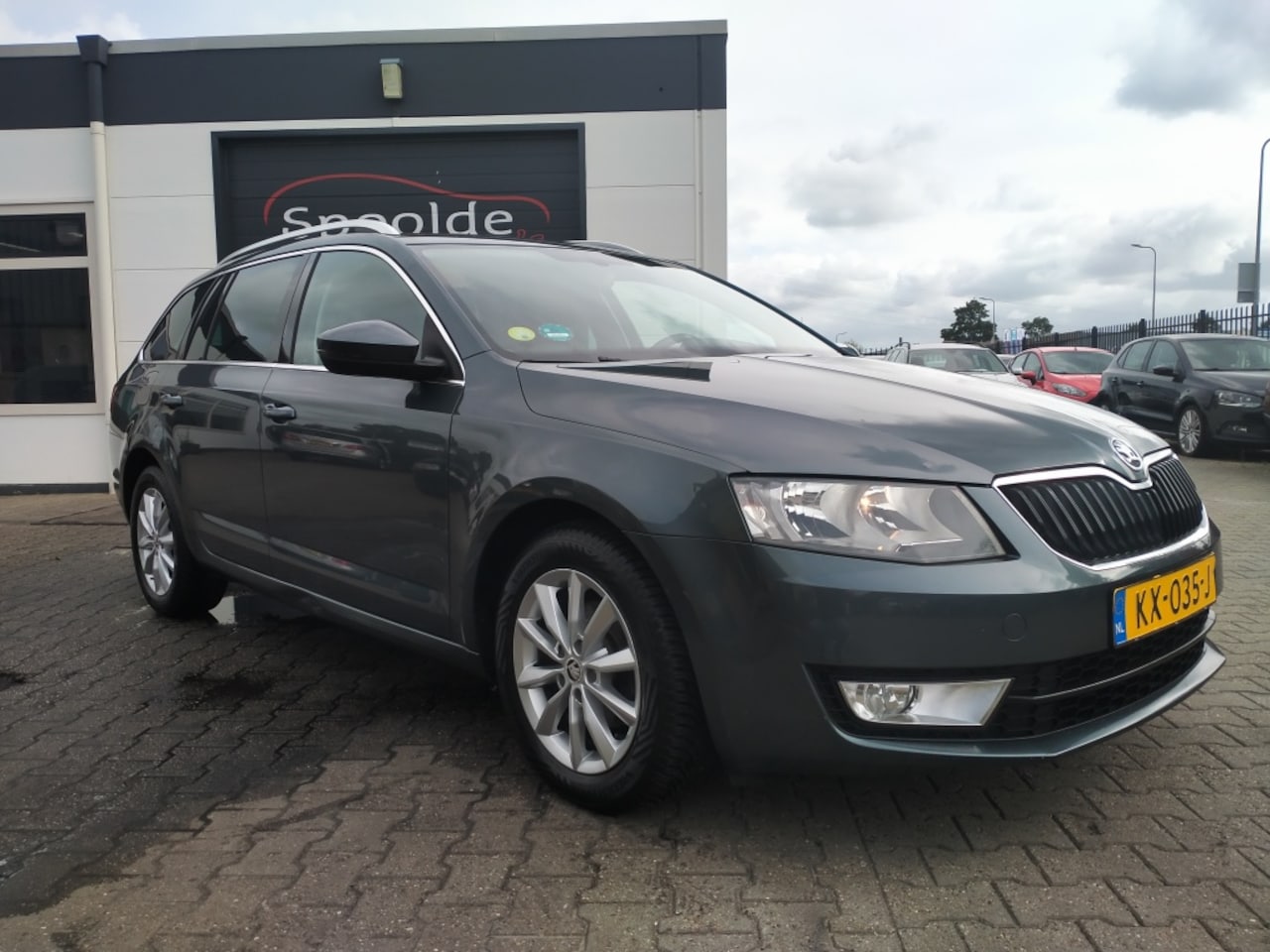 Skoda Octavia Combi - 1.6 TDI Automaat/Leer/Navi/Stoelverwarming - AutoWereld.nl