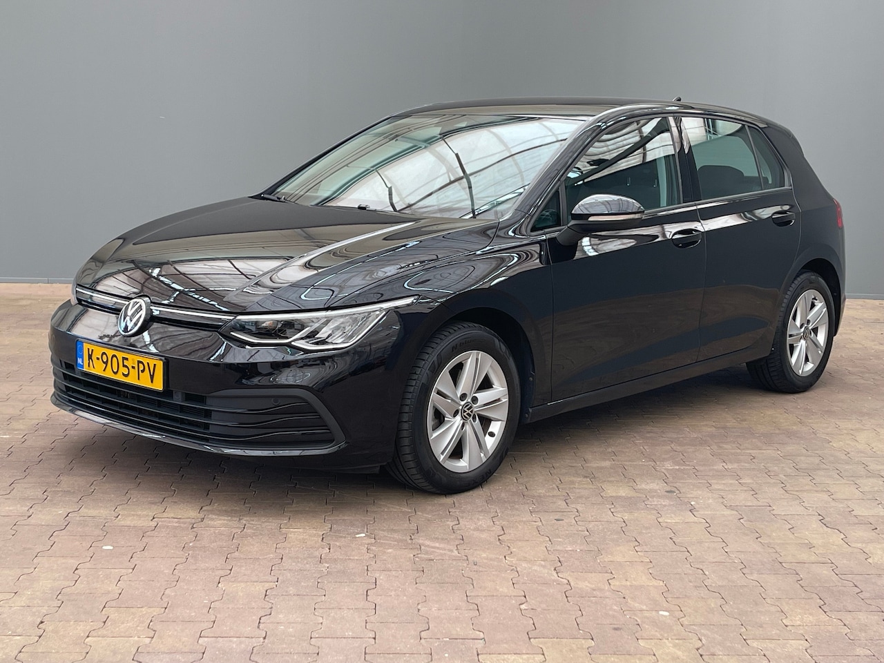 Volkswagen Golf - 1.0 eTSI Life Business 16" Lichtmetaal | Parkeersensoren Voor + Achter | Climate Control | - AutoWereld.nl