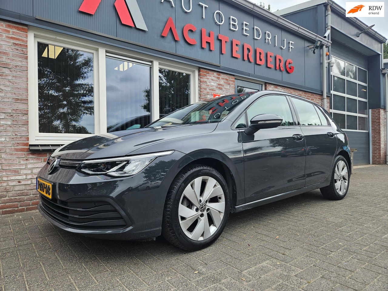 Volkswagen Golf - 1.0 TSI Life Business Lesauto! Trekhaak! Nette Staat! Carplay! Navigatie! LED! - AutoWereld.nl