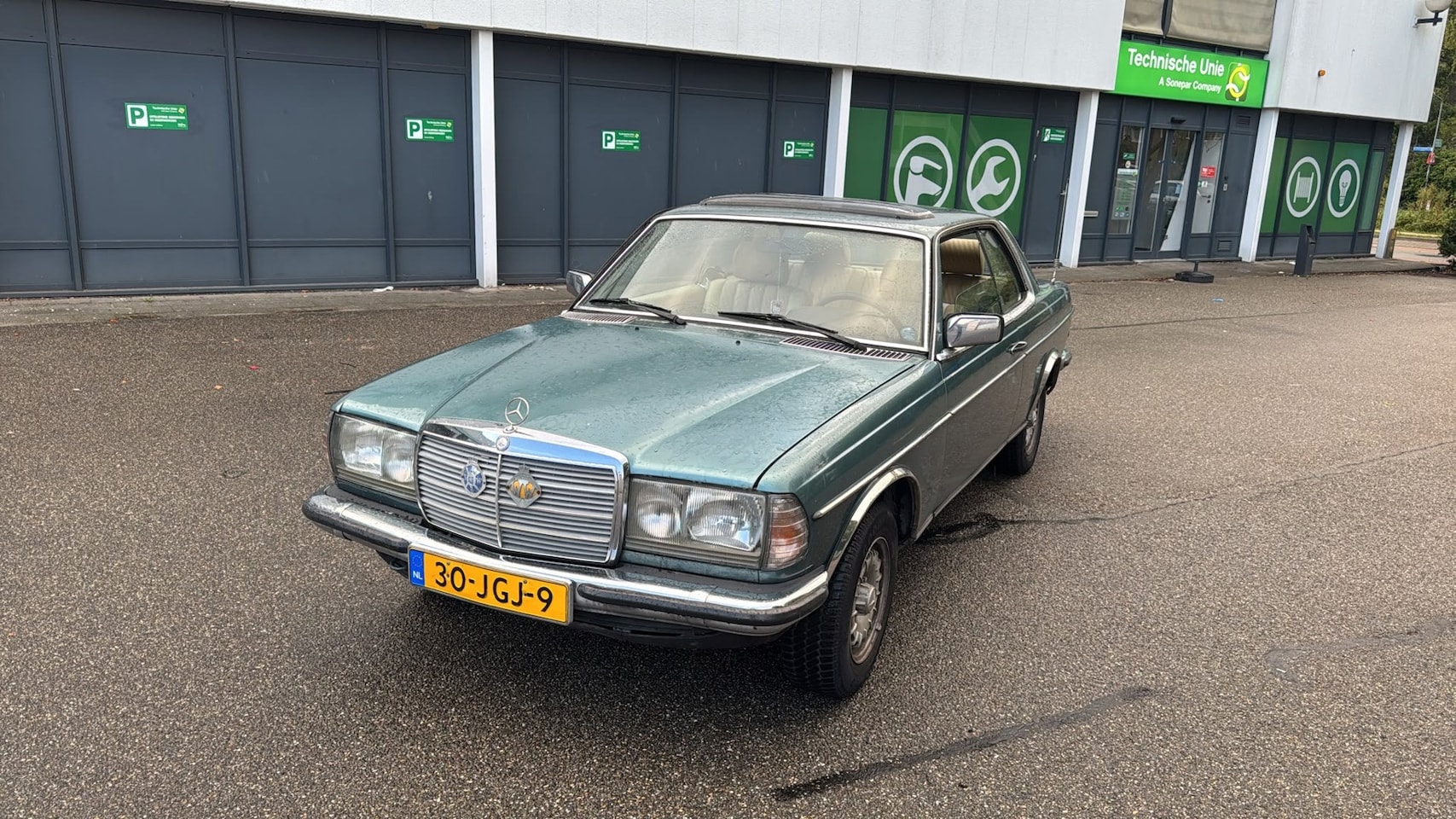 Mercedes-Benz 200-280 (W123) - 230 CE COUPE AUTOMAAT OPENDAK 1982 APK 2028 OLDTIMER - AutoWereld.nl