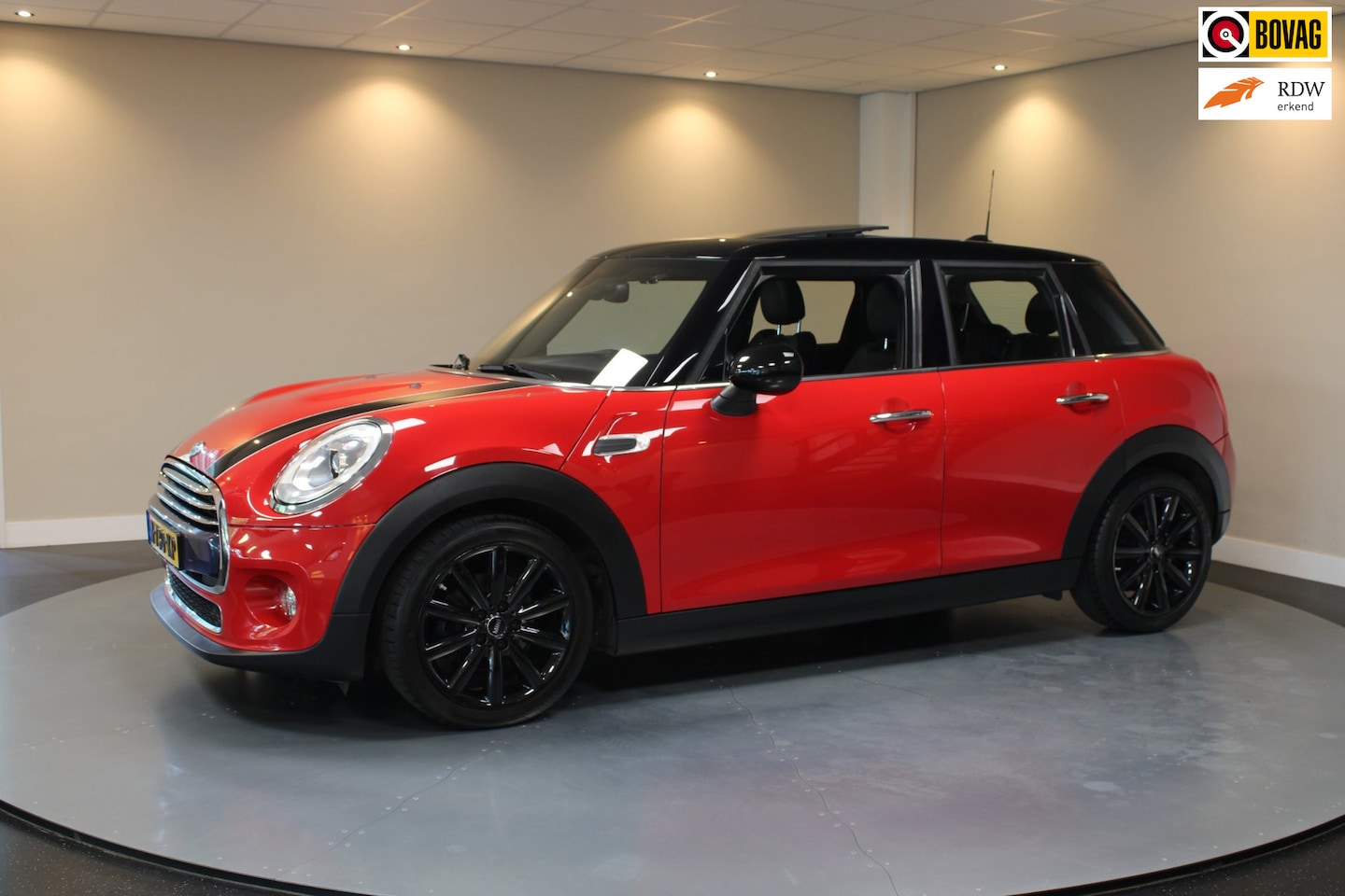 MINI 5-Deurs - 1.5 Cooper Chili Serious Business *Pano/Schuifdak* Stoelverw.|Leer/Alcantara|Keyless|Navi| - AutoWereld.nl