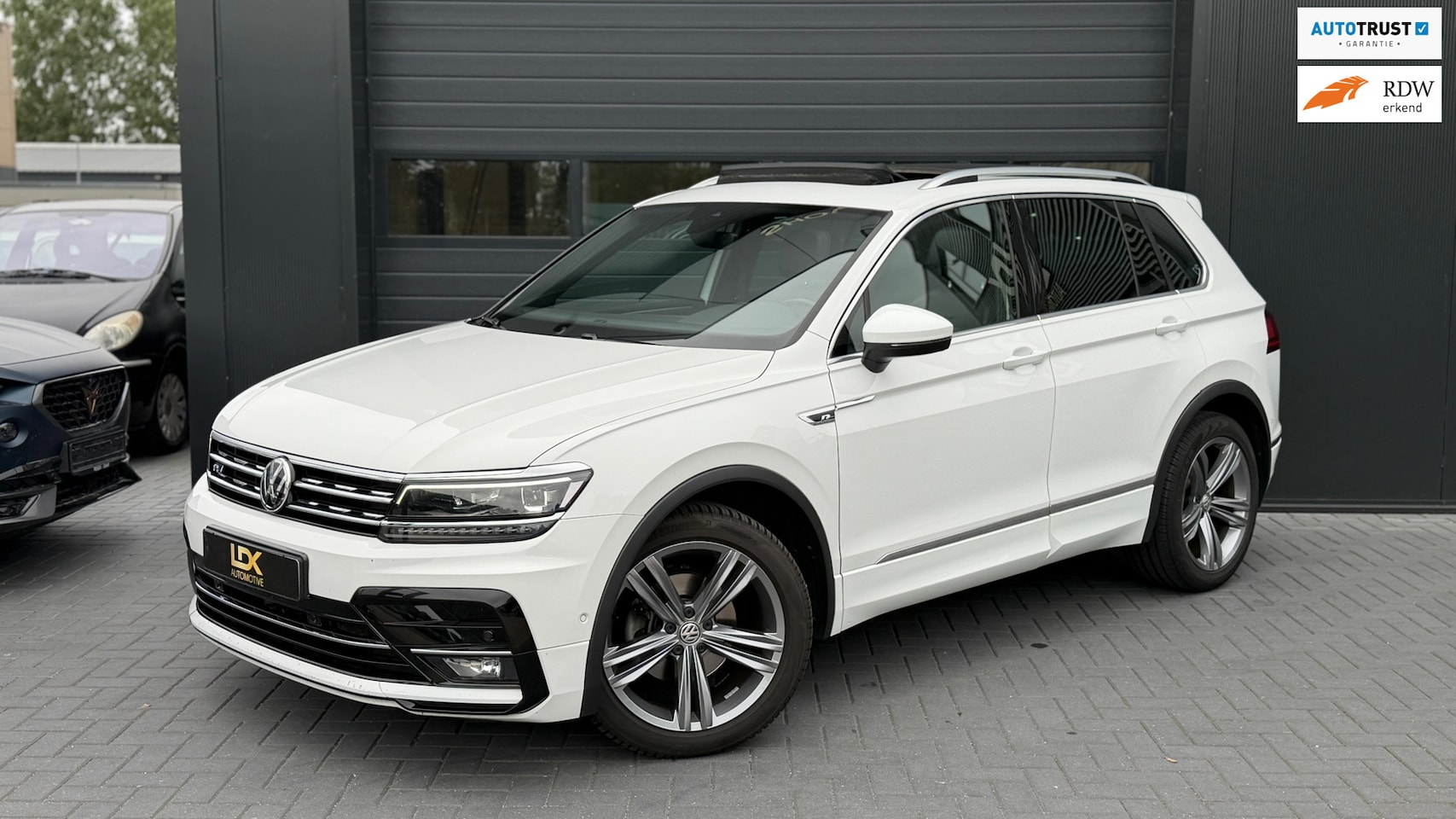 Volkswagen Tiguan - 1.5 TSI ACT 3x R-Line Pano|Keyless|Camera|Sfeer - AutoWereld.nl