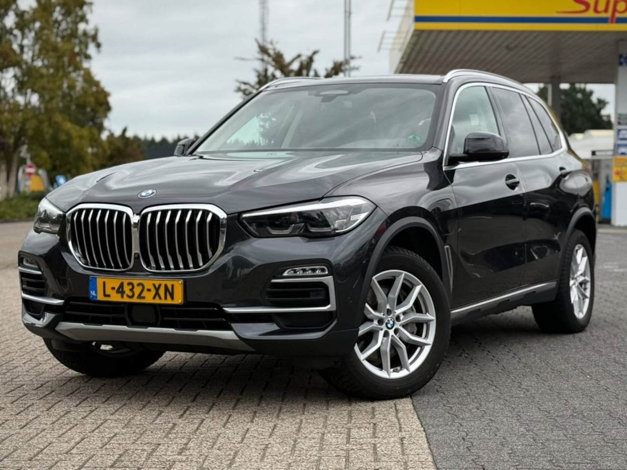 BMW X5 - XDRIVE45E HIGH EXEC. TREKHAAK ELK. LUCHTVERING SOH 86% CARPLAY STUUR-STOELVERWARMING - AutoWereld.nl