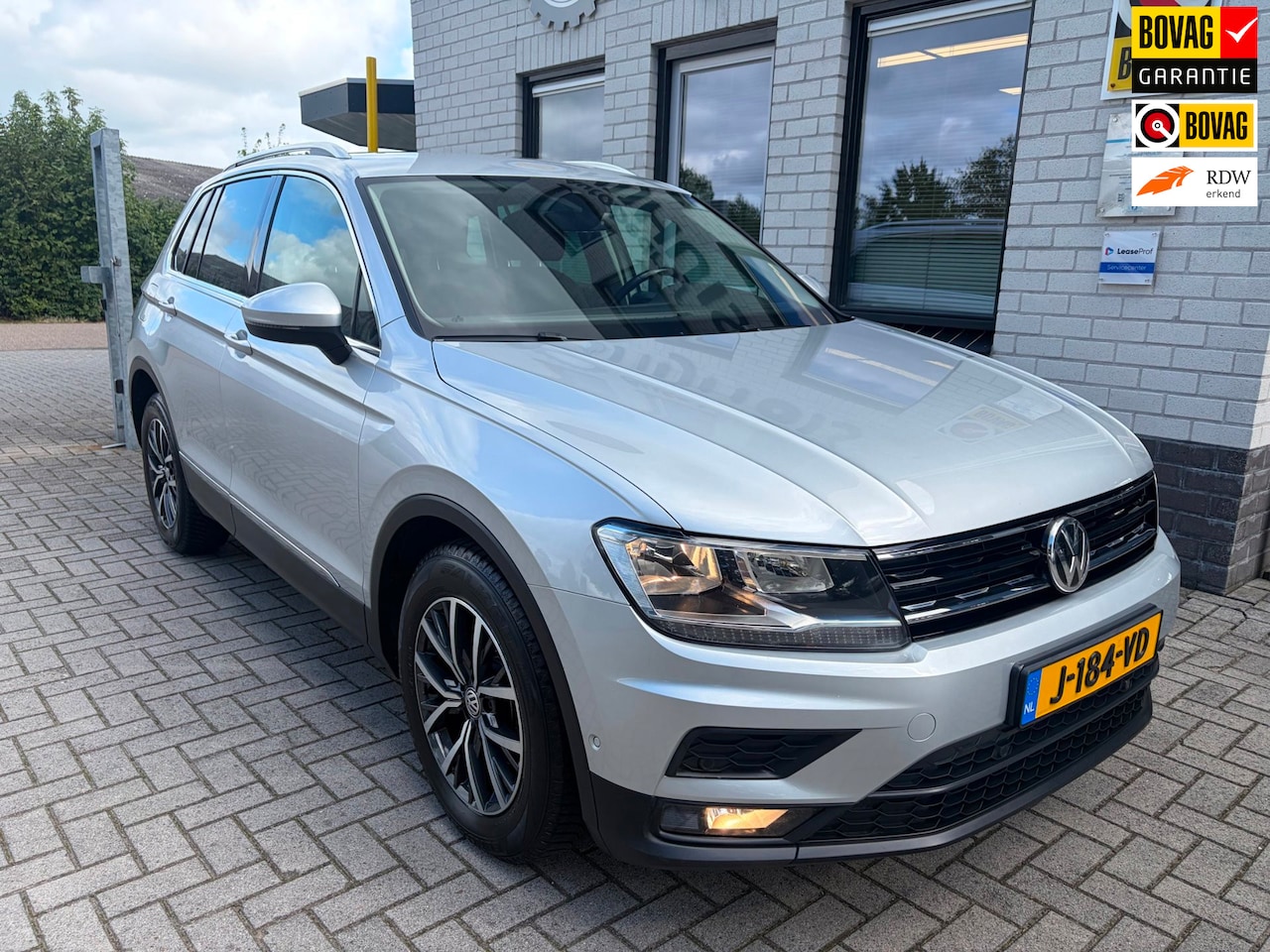 Volkswagen Tiguan - 1.5 TSI ACT Comfortline Business / Navigatie / Climate Control / Add. Cruise / Stoelverwar - AutoWereld.nl