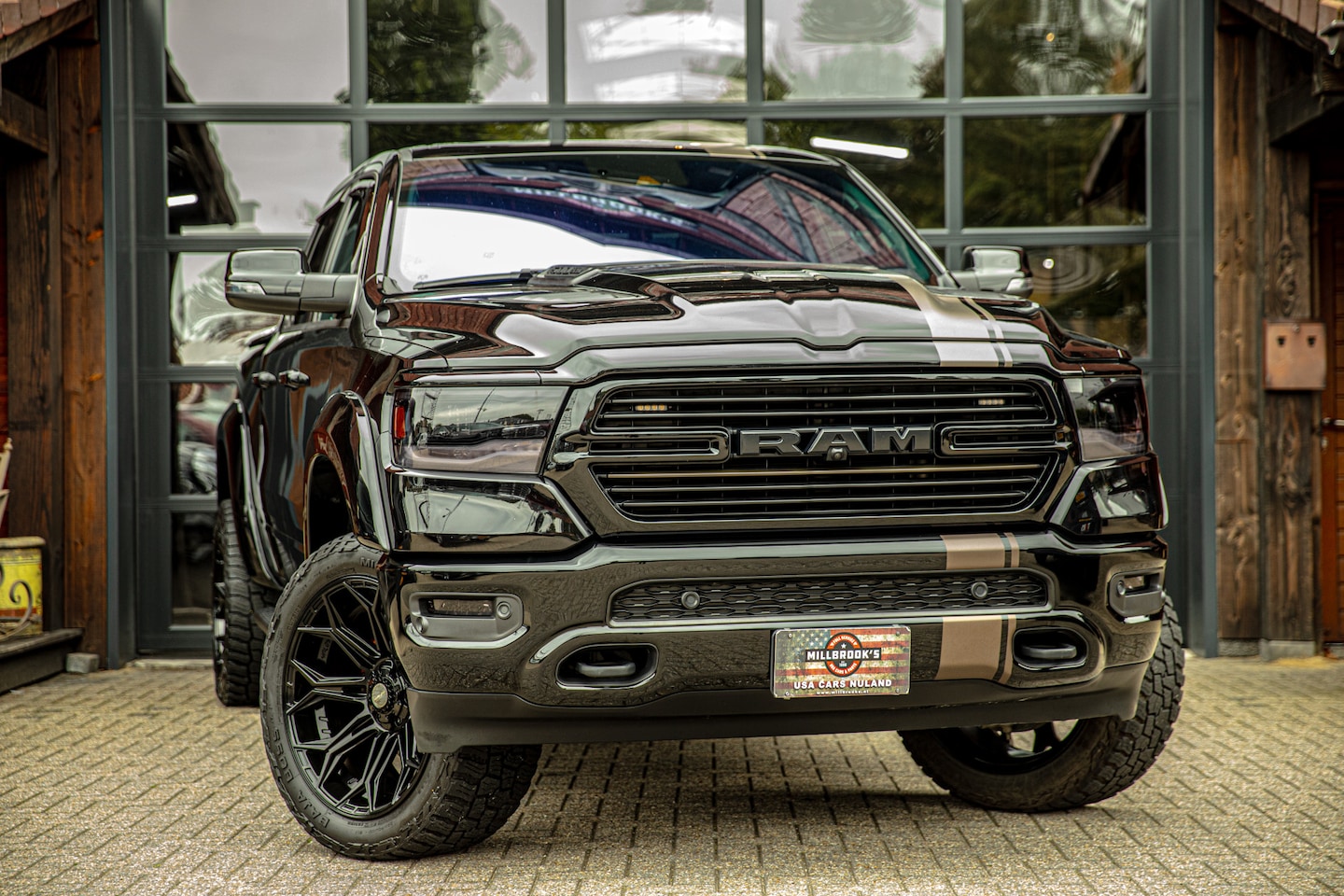 Dodge Ram 1500 - 5.7 V8 4x4 Crew Cab Laramie !!! 1e eigenaar !!! - AutoWereld.nl