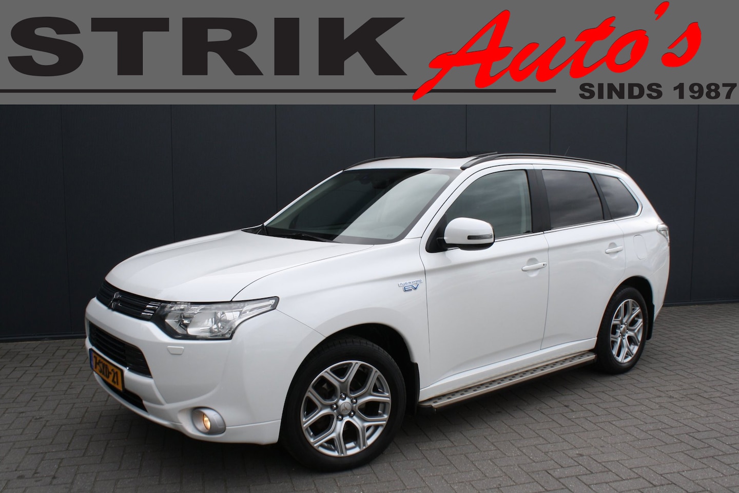 Mitsubishi Outlander - 2.0 PHEV instyle - SCHUIFDAK - TREKHAAK - LEDER - NAVIGATIE - CAMERA - 2x PDC - AutoWereld.nl