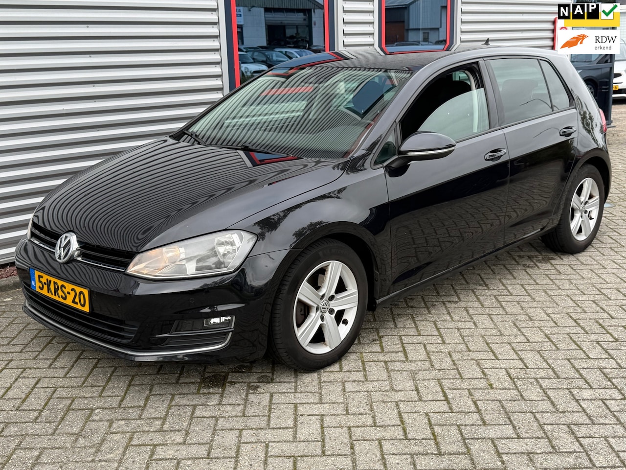 Volkswagen Golf - 1.6 TDI Highline 1.6 TDI Highline *NIEUWSTAAT* - AutoWereld.nl