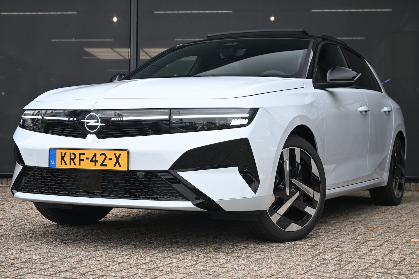 Opel Astra Electric - 58 kWh Ultimate Demo-Deal! | Schuif/-Kanteldak | Massagestoelen | Adaptive Cruise | Achter - AutoWereld.nl