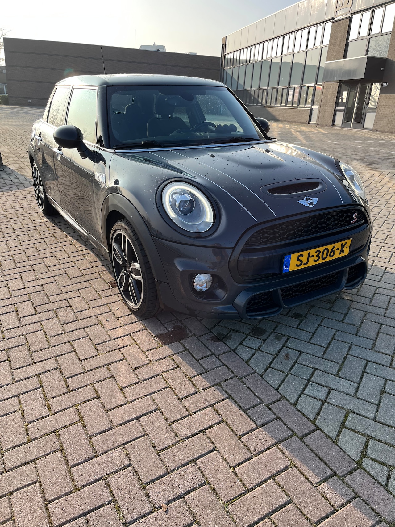 MINI 5-Deurs - 2.0 Cooper S JCW, pano, stoelverwarming, automaat, harman - AutoWereld.nl