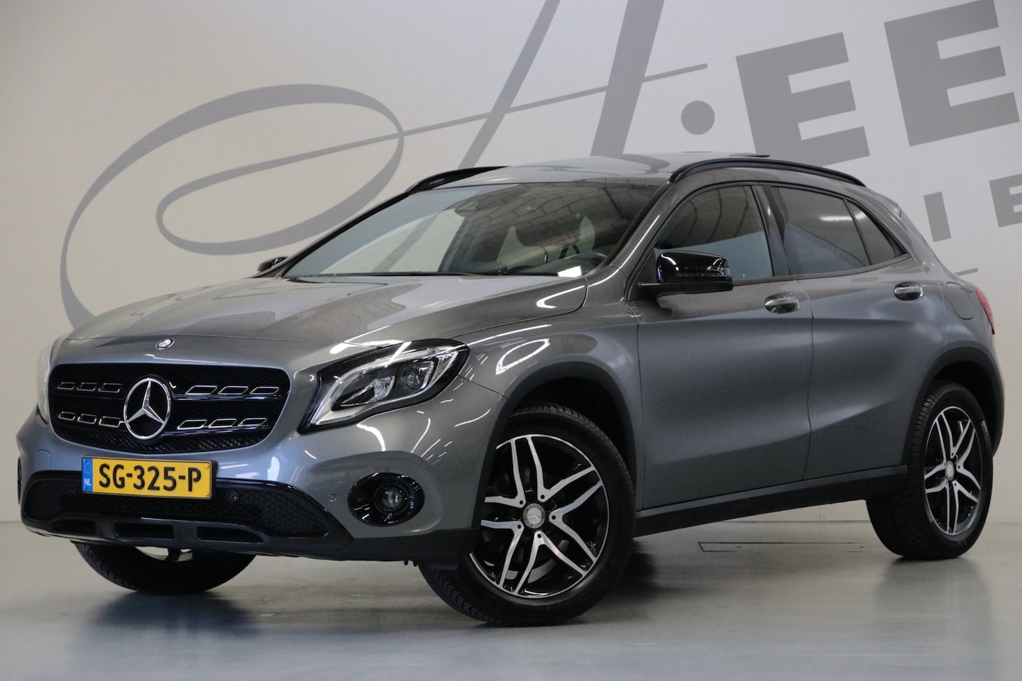 Mercedes-Benz GLA-Klasse - 180 Premium/ Achteruitrijcamera/ Panoramaschuifdak/ - AutoWereld.nl