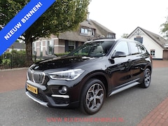 BMW X1 - xDrive20i PANODAK / HEAD-UP / BLUETOOTH / SPORTSTOELEN + STOELVERWARMING