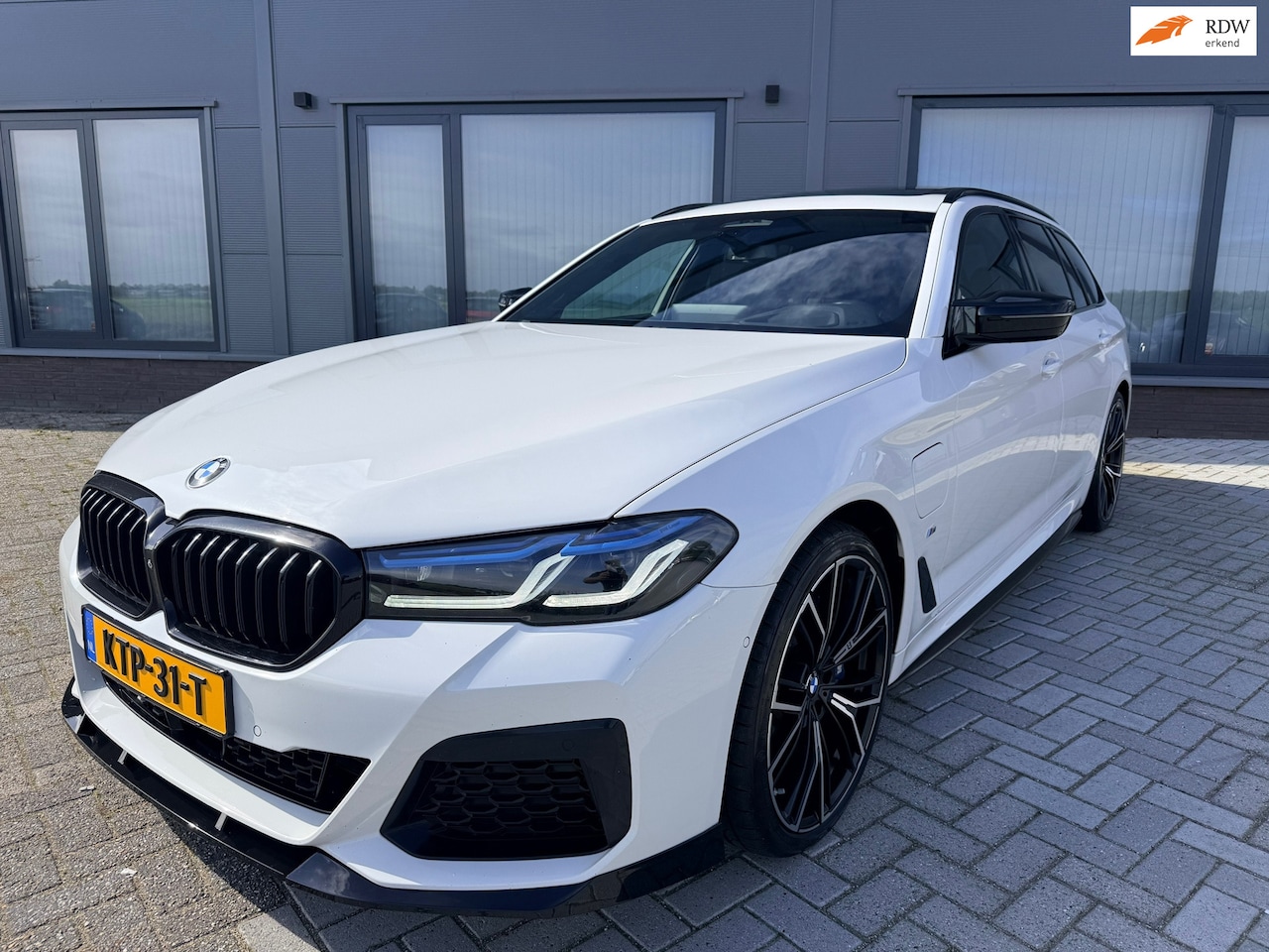 BMW 5-serie Touring - 530e xDrive|Laser|ACC|Pano|Trekhaak|Head up|Harman Kardon| - AutoWereld.nl