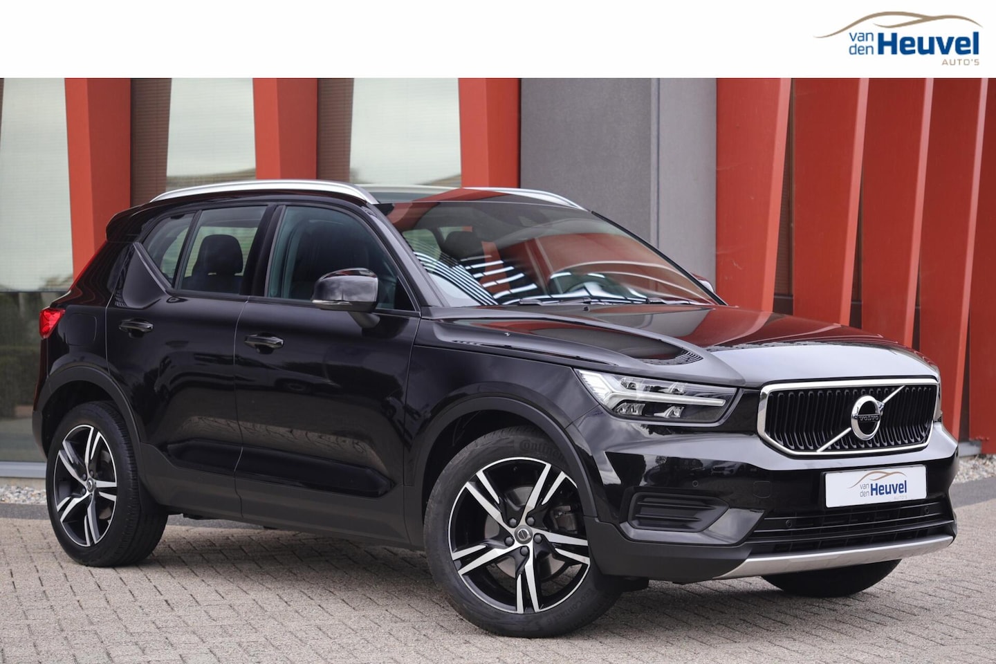 Volvo XC40 - T4 Momentum | Stoelverwarming | Trekhaak | Parkeercamera | Keyless - AutoWereld.nl