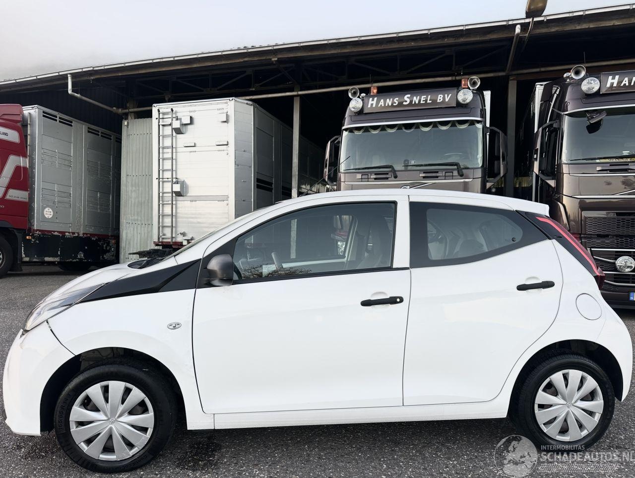 Toyota Aygo - 1.0 VVT-i 72pk X-Fun 5drs - 39dkm nap - 1e eig - airco - cruise - esp - elektr ramen - rij - AutoWereld.nl