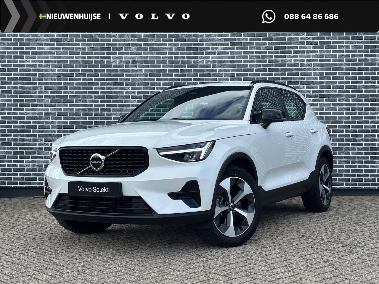 Volvo XC40 - 2.0 B4 Plus Dark | Trekhaak | Lichtmetalen Velgen 19 inch | All-Season banden | Harman Kar - AutoWereld.nl