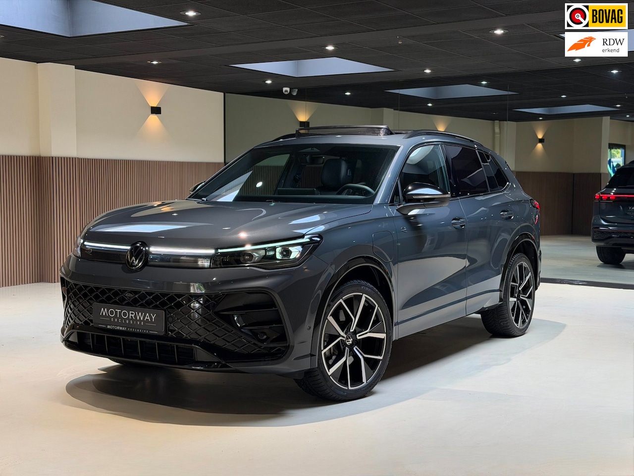Volkswagen Tiguan - 1.5 eHybride 3x R-Line|Pano|360|Massage|HUD| - AutoWereld.nl