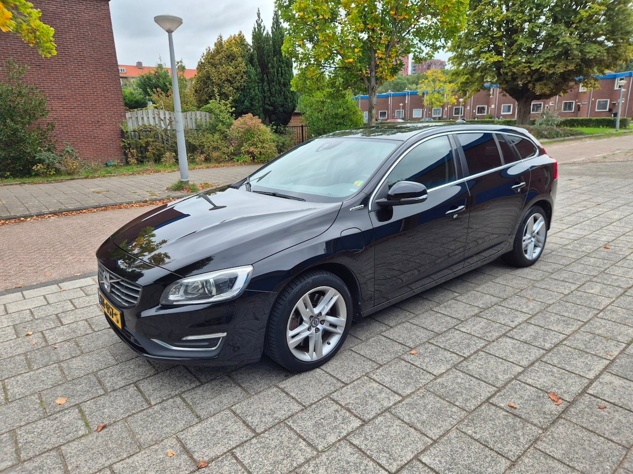 Volvo V60 - 2.4 D6 Twin Engine R-Design EURO 6 - AutoWereld.nl
