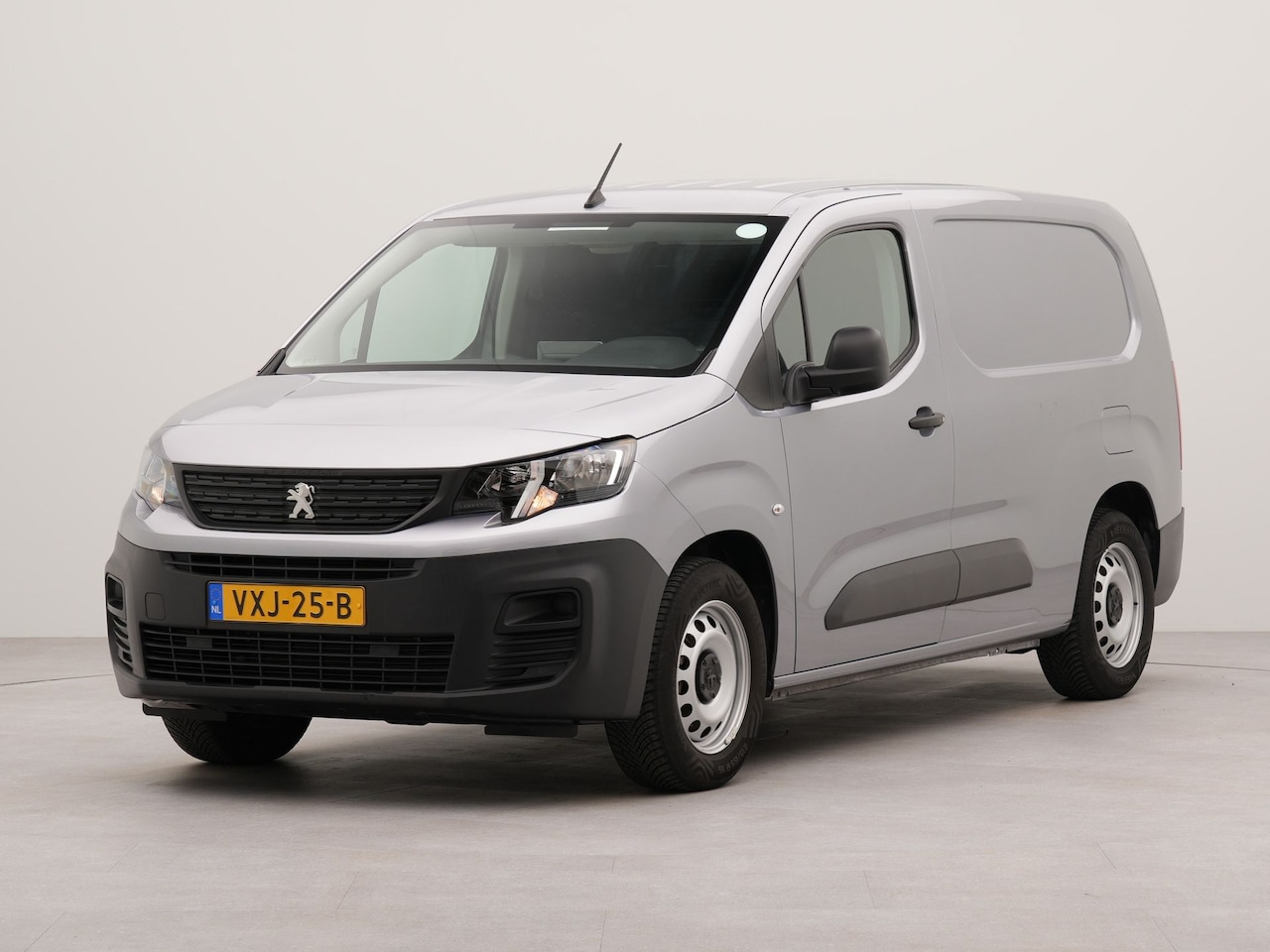 Peugeot e-Partner - 136 L2 50 kWh 275 km WLTP trekhaak - AutoWereld.nl