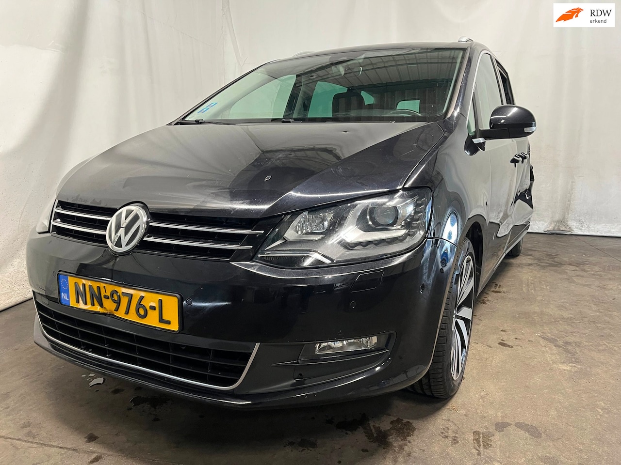 Volkswagen Sharan - 2.0 TDI Comfortline - Schadeauto! - AutoWereld.nl