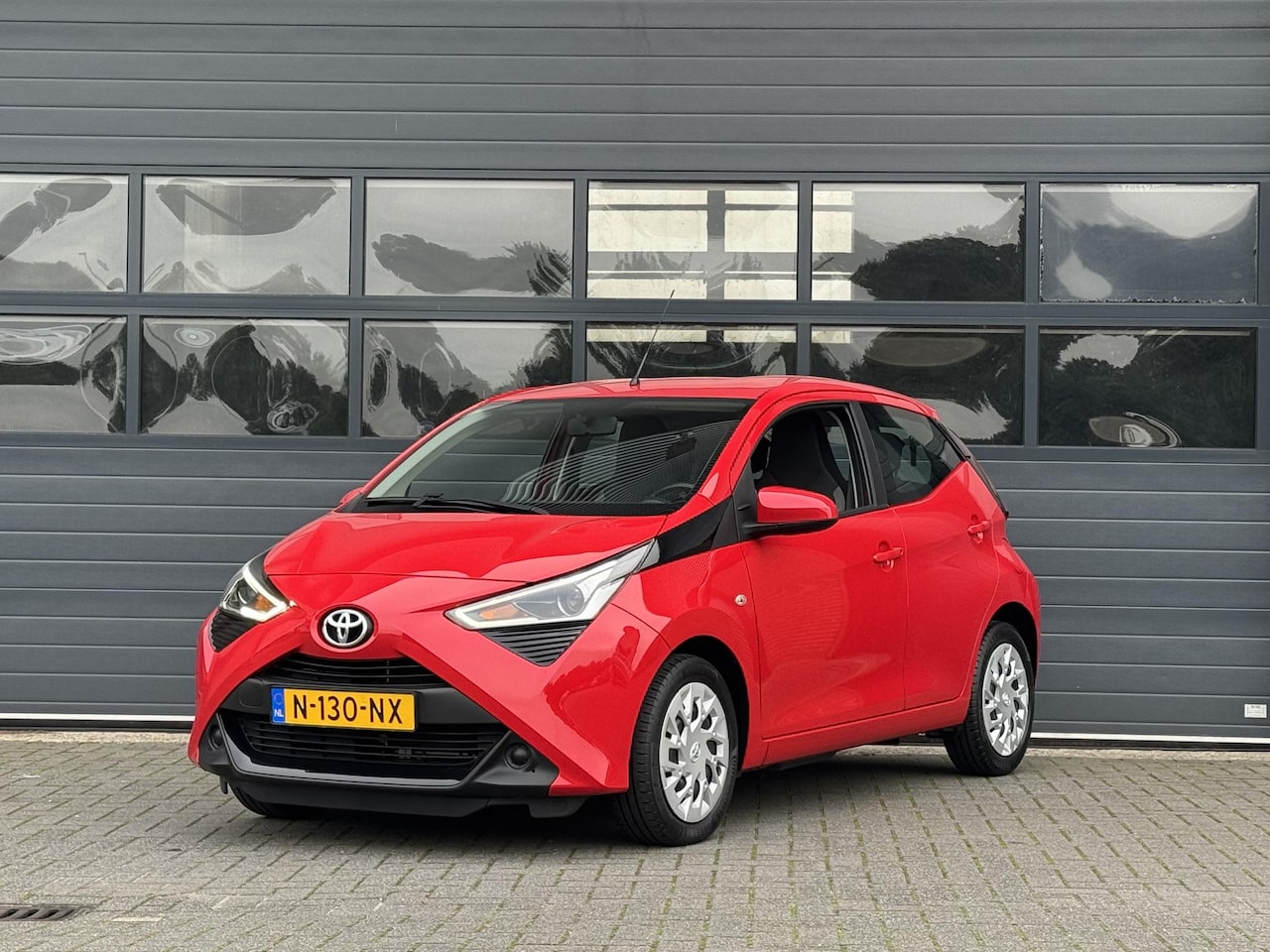 Toyota Aygo - 1.0 VVT-I X-PLAY I APPLE CARPLAY I ANDROID AUTO I P-CAMERA I 5-DEURS I UNIEKE KM-STAND - AutoWereld.nl