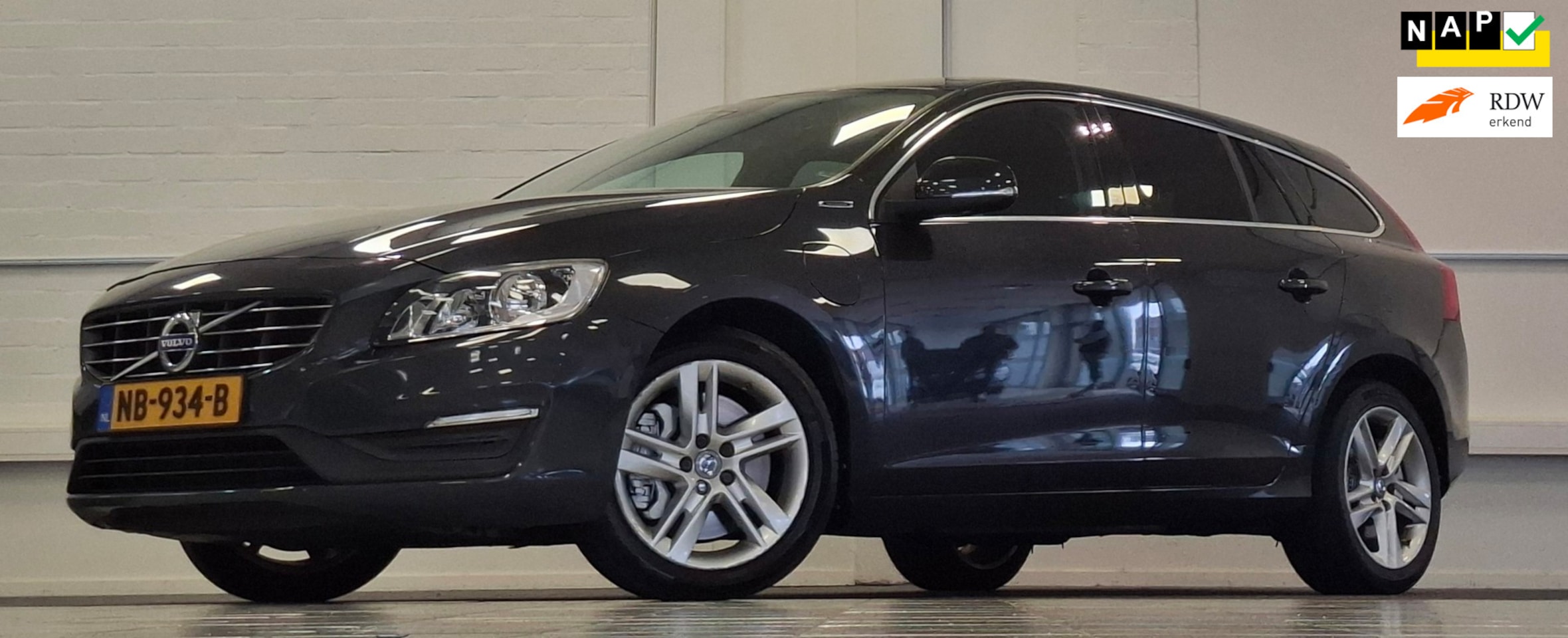 Volvo V60 - 2.4 D5 Twin Engine Lease Edition 2.4 D5 Twin Engine Lease Edition - AutoWereld.nl