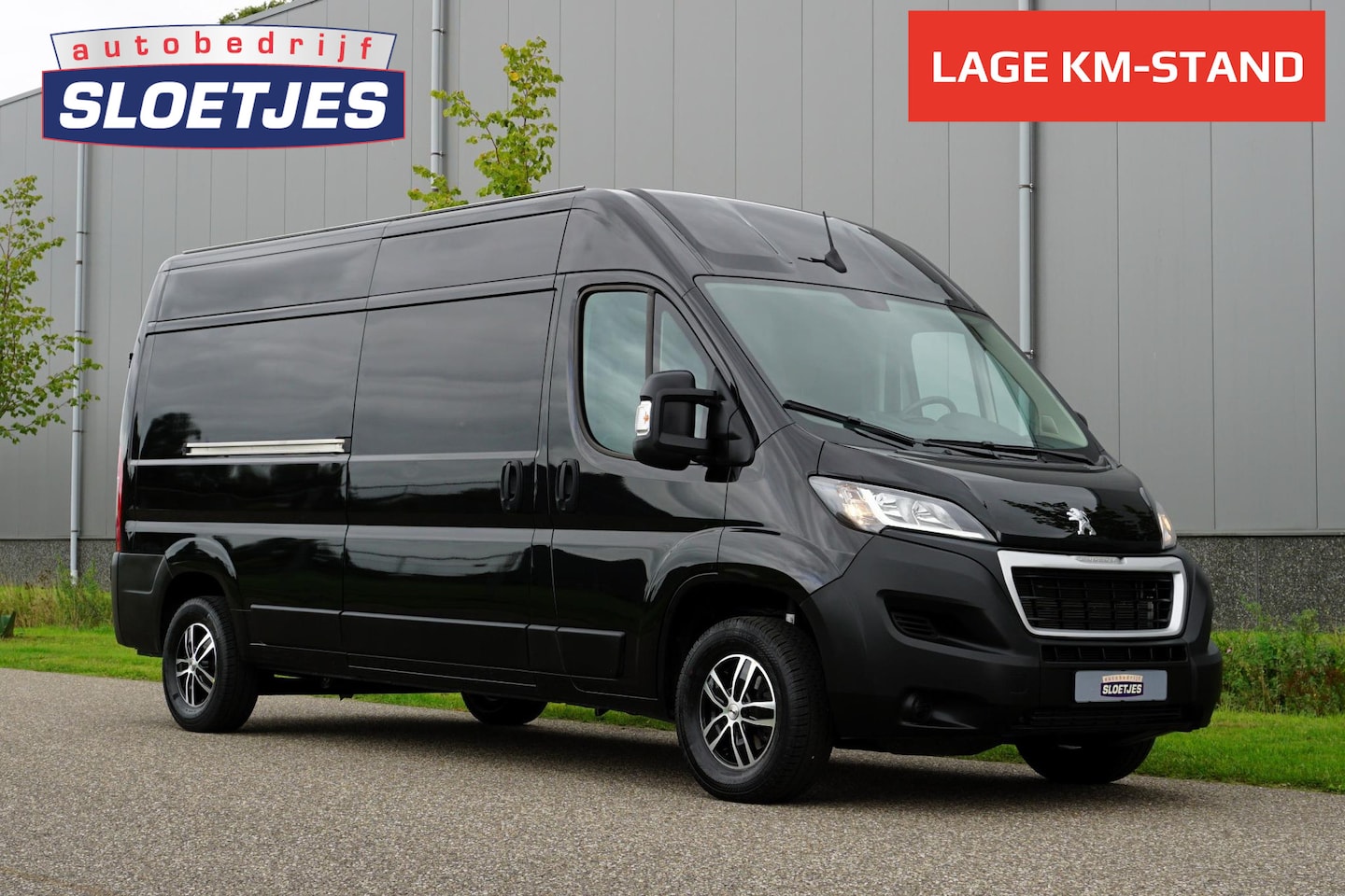 Peugeot Boxer - 335 2.2 BlueHDi 140 L3H2 Asphalt in nieuwstaat |6.329 km |BPM vrij |2 stoelen en 2 airbags - AutoWereld.nl