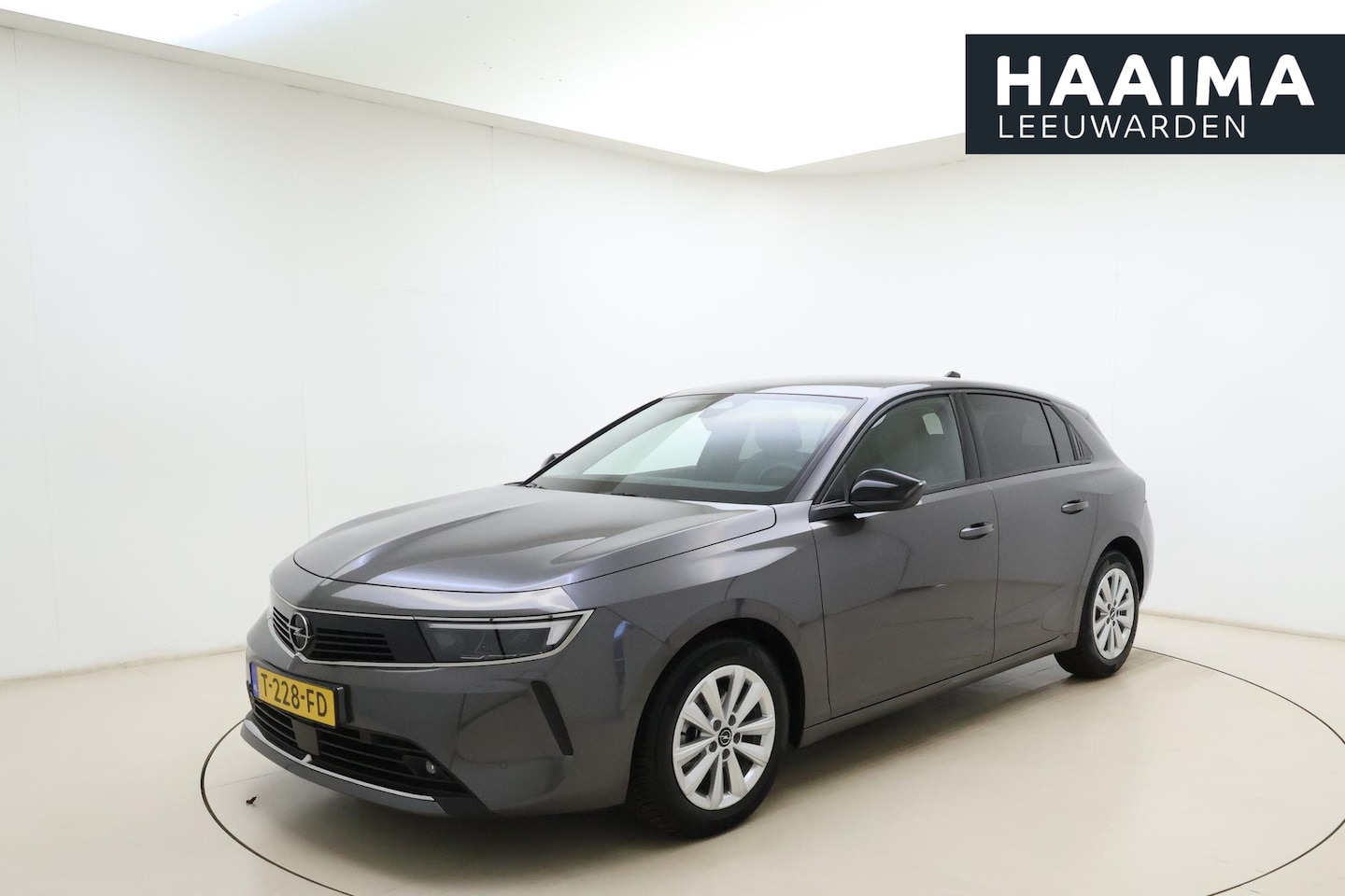 Opel Astra - 1.2 Level 2 | Navigatie | Camera | Climate control | Extra getint glas | Lichtmetalen velg - AutoWereld.nl