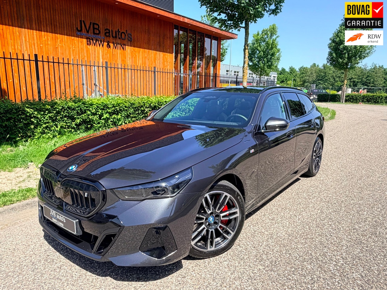 BMW i5 Touring - EDrive40 M-Sport PRO, B&W, panorama, trekhaak - AutoWereld.nl