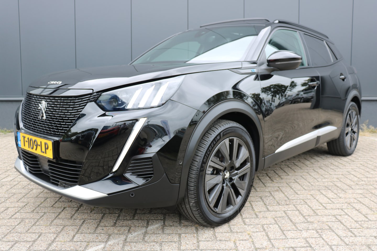 Peugeot e-2008 - EV GT 50 kWh | Panorama schuif-/kanteldak | Voorstoelen verwarmd | Navi | Camera | Keyless - AutoWereld.nl