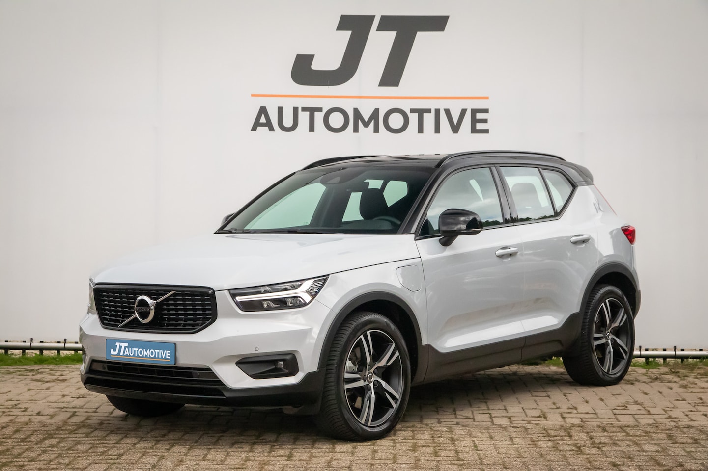 Volvo XC40 - 1.5 T4 Rech R-Design plug in hyb camera | Elektrische kofferbak | Ledere bekleding | Pdc | - AutoWereld.nl