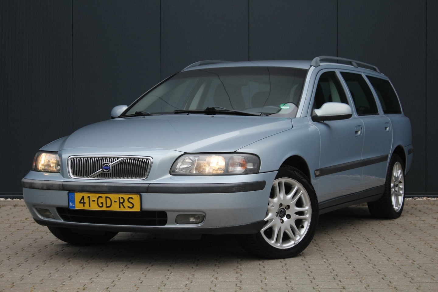 Volvo V70 - 2.4 Comfort Line | Automaat | Trekhaak | Navigatie | Clima / Cruise control | APK | PDC | - AutoWereld.nl