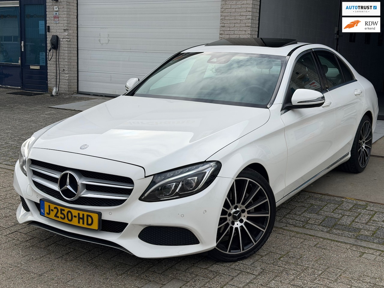 Mercedes-Benz C-klasse - 200 AMG Line/ 1e EIG/ dealeronderhouden/ 1jaar apk/ pano/ volle opties. - AutoWereld.nl